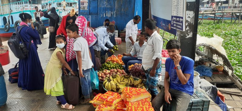 চাঁদপুর লঞ্চঘাটের গ্যাংওয়ের পাশে অবৈধ দোকান : দুর্ভোগের শিকার যাত্রীরা