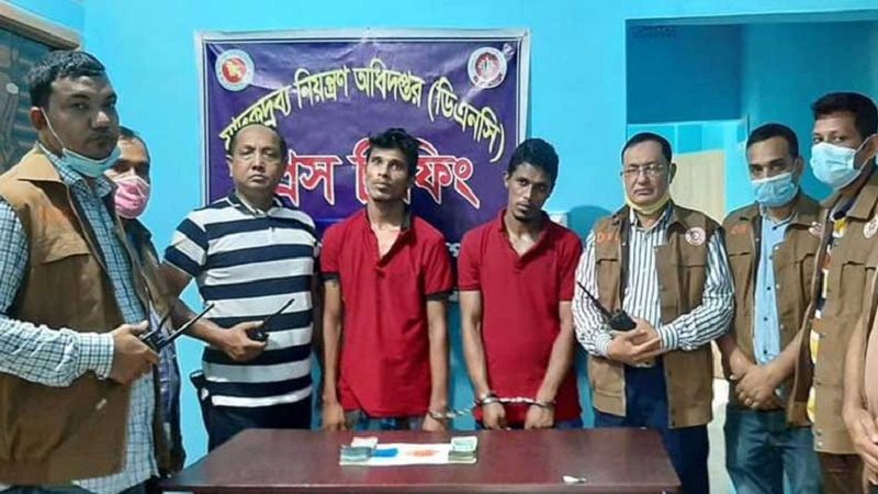 চাঁদপুরে ইয়াবা ও নগদ অর্থসহ দুই ভাই আটক