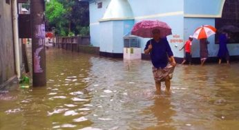 বৃষ্টি হলেই ডুবে যায় চাঁদপুর শহরের সড়ক : সীমাহীন দুর্ভোগ