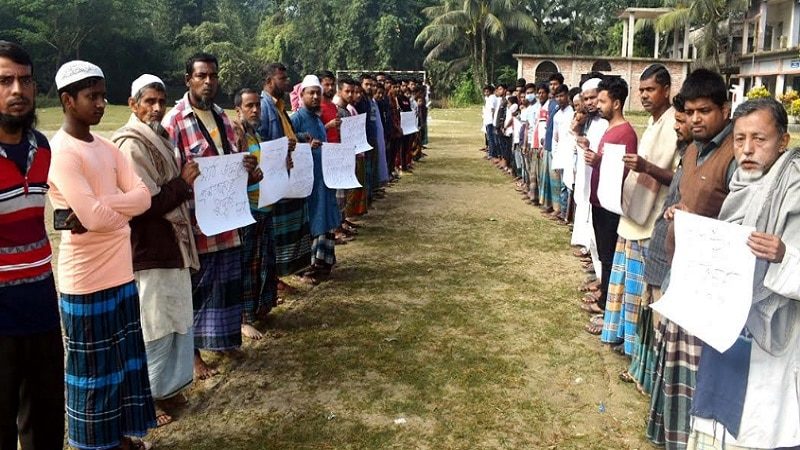 কচুয়ায় খেলার মাঠ রেখে ভবন নির্মাণের দাবিতে মানববন্ধন