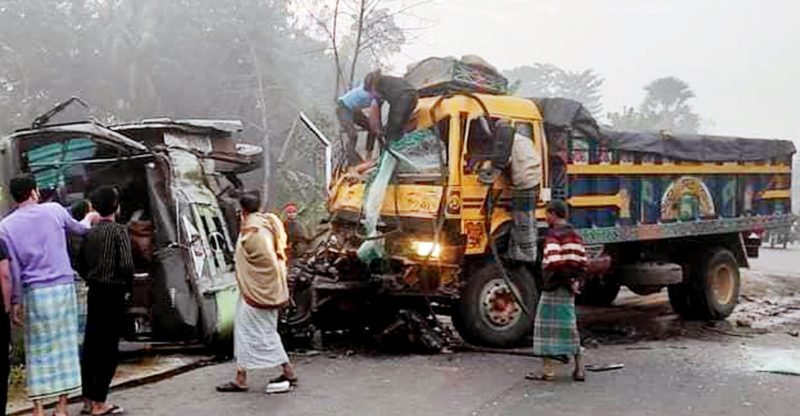 বাস-ট্রাক সংঘর্ষে