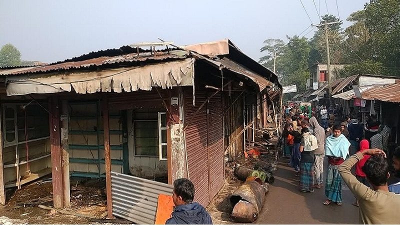 শাহরাস্তিতে ভয়াবহ অগ্নিকান্ডে ১২ দোকান পুড়ে ছাই