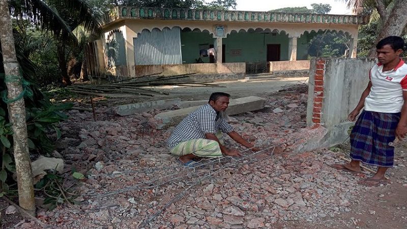 ফরিদগঞ্জে মসজিদের দেয়াল ও পানির ট্যাকিং রাখার স্থাপনা ভেঙ্গে রাস্তা নির্মাণ