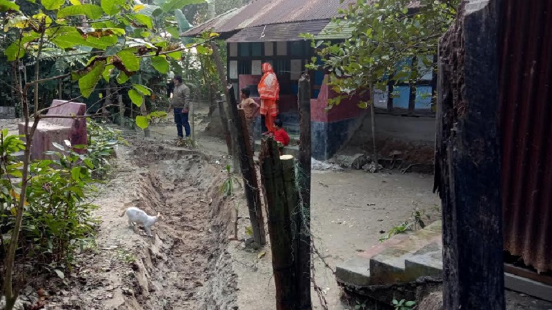 ফরিদগঞ্জে রাস্তায় কাঁটা তারের বেড়া ও মাটি কেঁটে প্রতিবন্ধকতা সৃষ্টির অভিযোগ