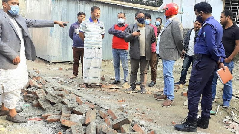 চাঁদপুরে রাতের আধাঁরে বাউন্ডারি দেয়াল ভাঙচুর,পরিদর্শনে এস আই