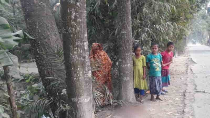 রাস্তায় পড়ে আছে নবজাতকের মৃতদেহ, কুকুরের টানাহেঁচড়া