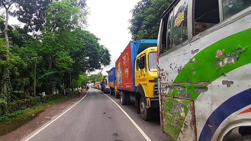 সেতুতে ফাটল, ঢাকা-আরিচা মহাসড়কে দীর্ঘ যানজট