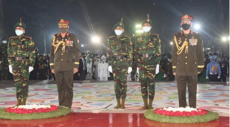 কেন্দ্রীয় শহীদ মিনারে রাষ্ট্রপতি ও প্রধানমন্ত্রীর পক্ষে  পুষ্পস্তবক অর্পণ