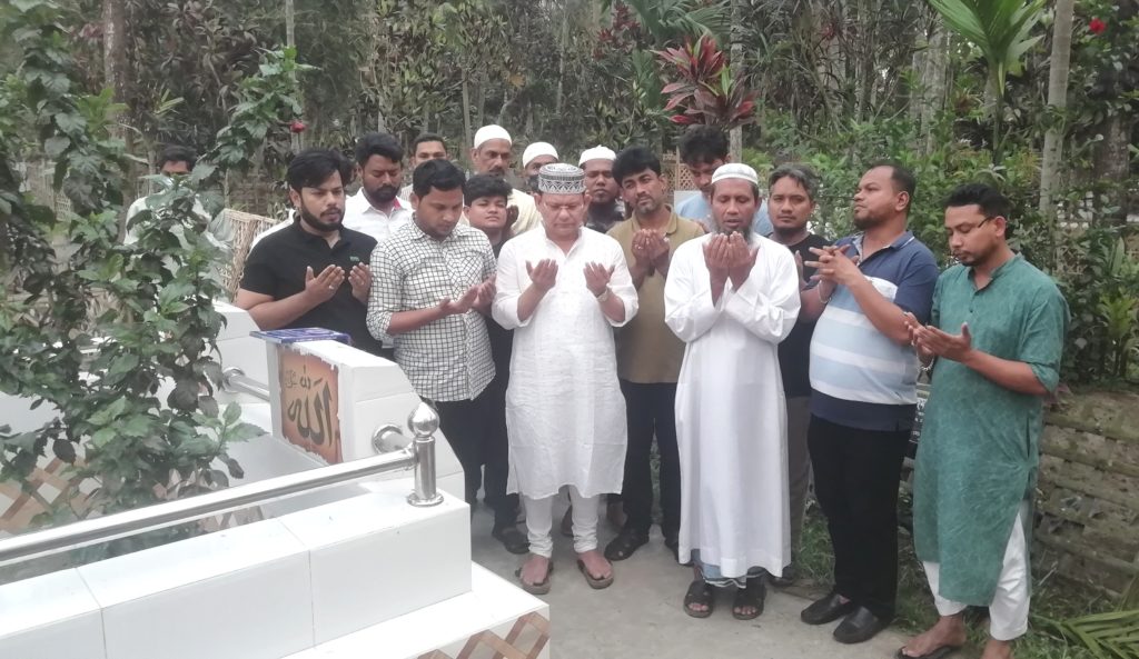 চাঁদপুরে সফিক ভূঁইয়ার কবর জিয়ারতে মাহবুবুর রহমান শাহিন