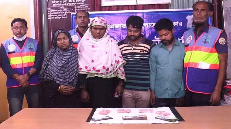 চাঁদপুর লঞ্চ টার্মিনাল থেকে ২৬শ’ পিস ইয়াবা ও টাকাসহ আটক ৫