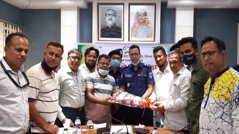 চাঁদপুরের নবাগত পুলিশ সুপারকে ফটো জার্নালিস্টের ফুলেল শুভেচ্ছা