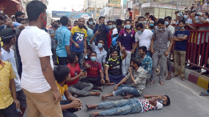 রাজধানীতে মার্কেট খোলা রাখার দাবিতে ব্যবসায়ীদের বিক্ষোভ