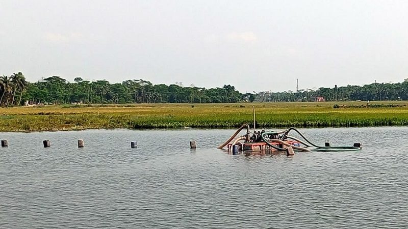 ফরিদগঞ্জে অবৈধ ড্রেজিংয়ে বালু উত্তোলনের মহোৎসব