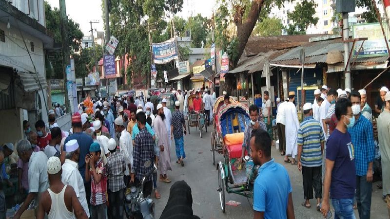 লকডাউনকে উপেক্ষা করে শহরের বিভিন্ন স্থানে জনসমাগম