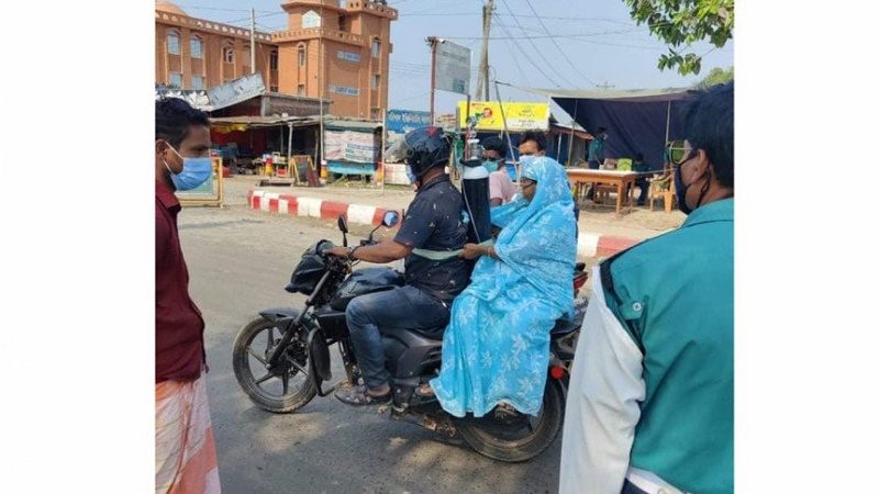 শরীরে অক্সিজেন সিলিন্ডার বেঁধে মাকে নিয়ে হাসপাতালে