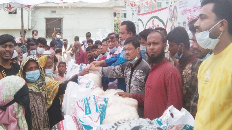 হাজীগঞ্জে অসহায়দের মাঝে ছাত্রদলের ইফতার সামগ্রী বিতরণ