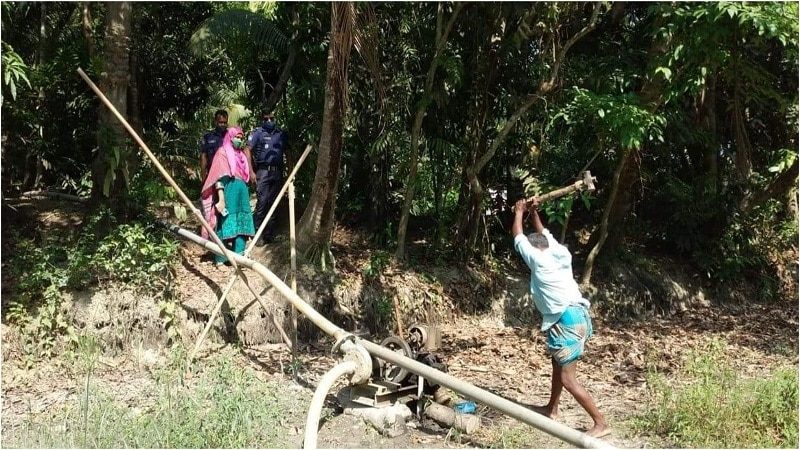 ফরিদগঞ্জে ৪টি ড্রেজার বিনষ্ট ও স্বাস্থ্যবিধি না মানায় জরিমানা