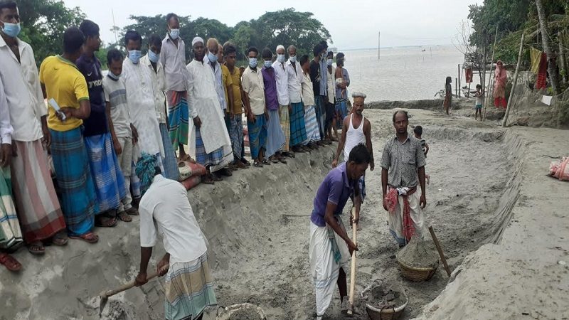 চাঁদপুরে খাল খননের প্রতিবাদে এলাকাবাসীর মানববন্ধন