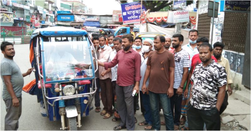 চাঁদপুরে দুর্ঘটনা প্রতিরোধে ইজিবাইকের ডান সাইড বন্ধে প্রচারণা