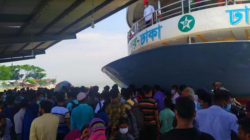 চাঁদপুরে অতিরিক্ত ভাড়া বৃদ্ধিতে লঞ্চ যাত্রীদের ভোগান্তি