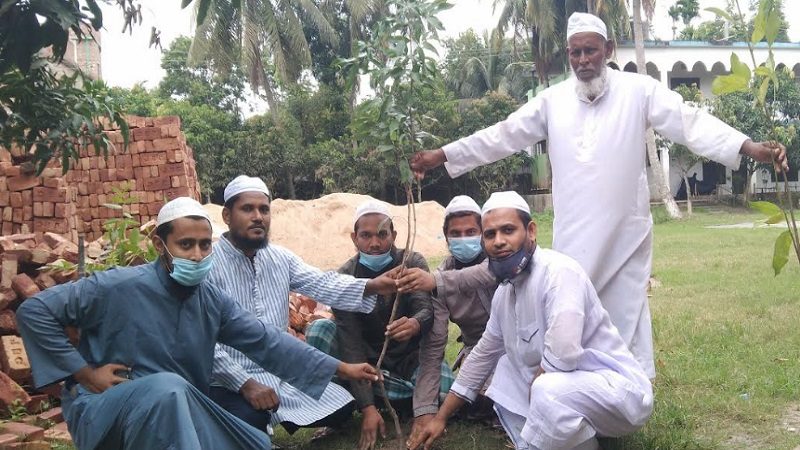 ইসলামী যুব আন্দোলনের প্রতিষ্ঠাবার্ষিকীতে গাছের চারা বিতরণ ও রোপন