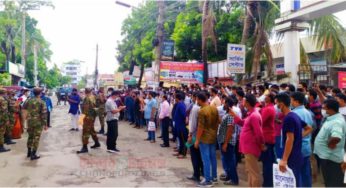 চাঁদপুরে বিদেশগামী কর্মীদের টিকা গ্রহীতাদের ভিড়,  নিয়ন্ত্রণে সেনাবাহিনী-পুলিশ