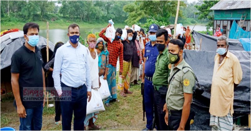 প্রধানমন্ত্রীর উপহার নিয়ে বেদে পল্লীতে মতলব উত্তরের ইউএনও