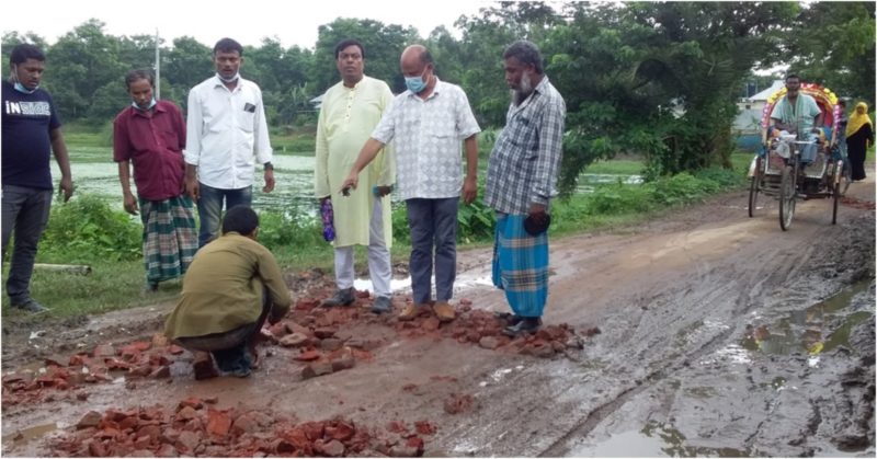 কচুয়ায় নিজ উদ্যোগে রাস্তা সংস্কার করলেন  ইউপি চেয়ারম্যান