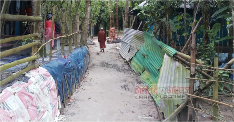 হাজীগঞ্জে চলাচলের পথে অবরোধ, দুর্ভোগে ৫ শতাধিক মানুষ