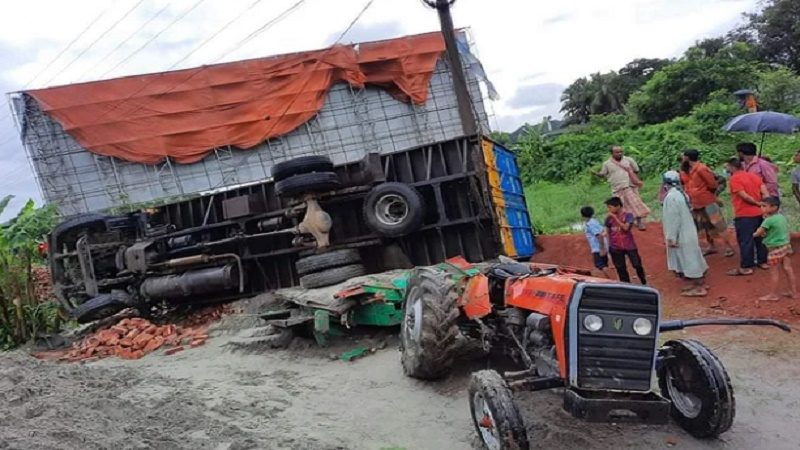 কুমিল্লায় ট্রাক্টরে কাভার্ড ভ্যানের ধাক্কায় নিহত ৩