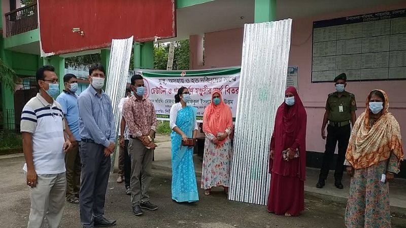 শাহরাস্তিতে ঢেউটিন ও গৃহ নির্মাণের অর্থ বিতরণ