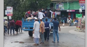 হাজীগঞ্জ থেকে ট্রাকে করে ঢাকা যাচ্ছে গার্মেন্টস শ্রমিকরা