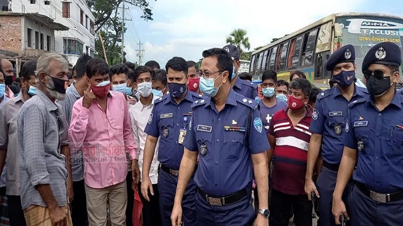 চাঁদপুর শহরে বিভিন্ন পশুর হাট পরিদর্শনে পুলিশ সুপার