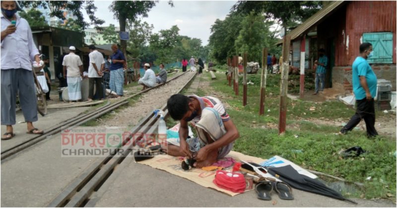 ‘লকডাউনে কারখানা বন্ধ, তাই পেটের দায়ে  ফুটপাতে কাজে নেমেছি’