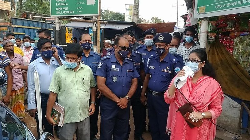 শাহরাস্তিতে অবৈধ দোকান অপসারণের নির্দেশ দিলেন ইউএনও