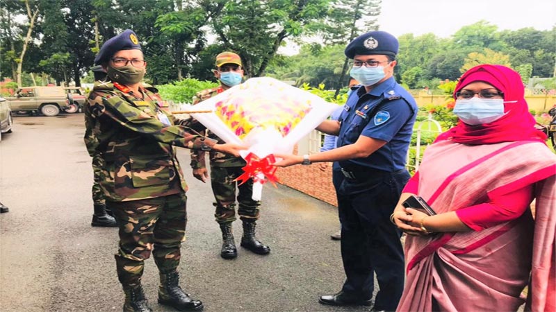 চাঁদপুরে মেজর জেনারেল জাহাঙ্গীর হারুনকে পুলিশ সুপারের শুভেচ্ছা