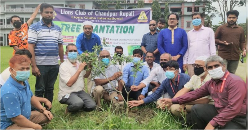 সরকারি কলেজে লায়ন্স ক্লাব অব চাঁদপুর রুপালীর বৃক্ষ রোপন