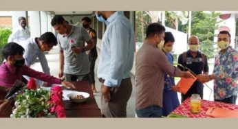 ফুল দিয়ে বরণ করা হচ্ছে ঢাবি শিক্ষার্থীদের