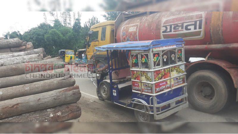 চাঁদপুর-কুমিল্লা মহাসড়কের দুপাশে গাছের গুড়ি, যানবাহন-পথচারীদের দুর্ভোগ