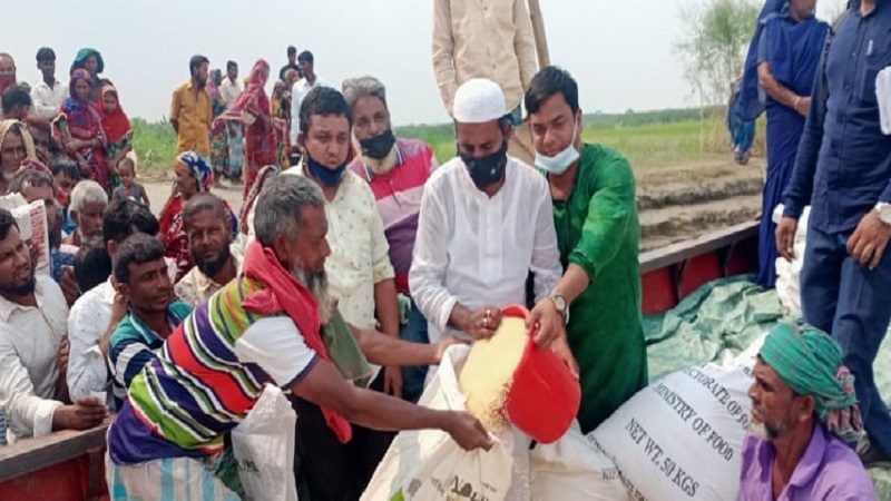 রাজরাজেশ্বর ও হানারচরে জেলেদের মাঝে চাল বিতরণ