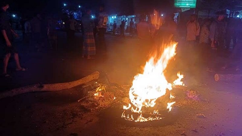 শাহরাস্তিতে নৌকা না পাওয়ায় চেয়ারম্যান সমর্থকদের সড়ক অবরোধ