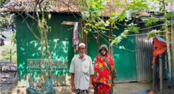 দুই ছেলে ও স্ত্রীকে নিয়ে ভাঙা ঘরে রাত কাটে বৃদ্ধ সাত্তার মিয়ার