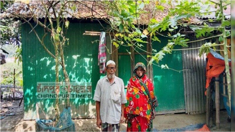 দুই ছেলে ও স্ত্রীকে নিয়ে ভাঙা ঘরে রাত কাটে বৃদ্ধ সাত্তার মিয়ার