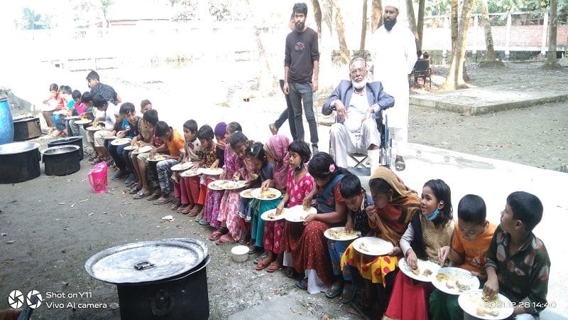 একজন অভিভাবক ও ক্ষুধার্ত শিশুরা