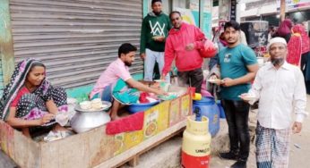 শীতের শুরুতে মতলব ছেংগারচর বাজারে পিঠা বিক্রির ধুম