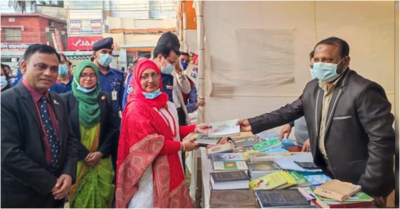 চাঁদপুর কেন্দ্রীয় শহীদ মিনারে বইমেলার উদ্বোধন