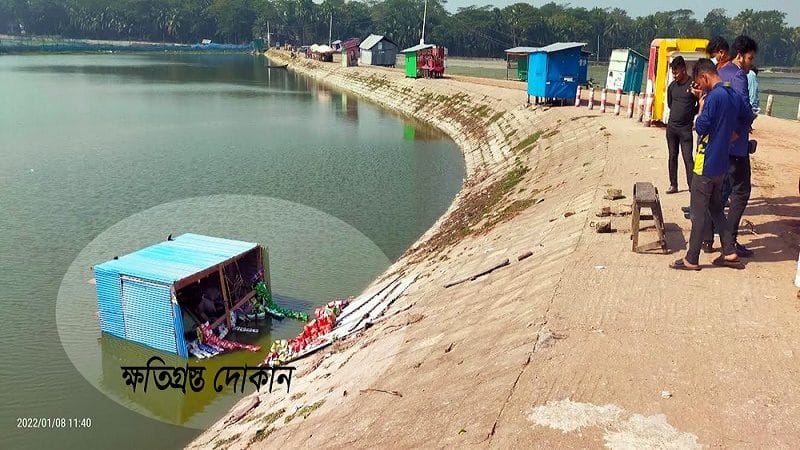 ফরিদগঞ্জে নৌকায় ভোট দেয়ায় দোকানপাট ভাঙচুরের অভিযোগ