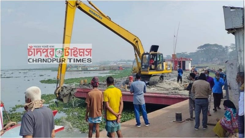 চাঁদপুর লঞ্চঘাটে ভিড়তে সমস্যা হওয়ায় ড্রেজিং কাজ শুরু