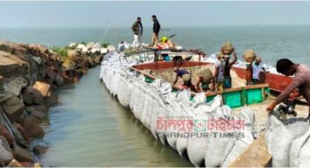 চাঁদপুর শহর রক্ষা বাঁধ ভাঙন রোধে জিও ব্যাগ ফেলা শুরু