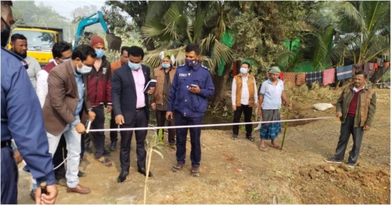 শাহরাস্তিতে সরকারি খাল দখলমুক্ত করতে উচ্ছেদ অভিযান